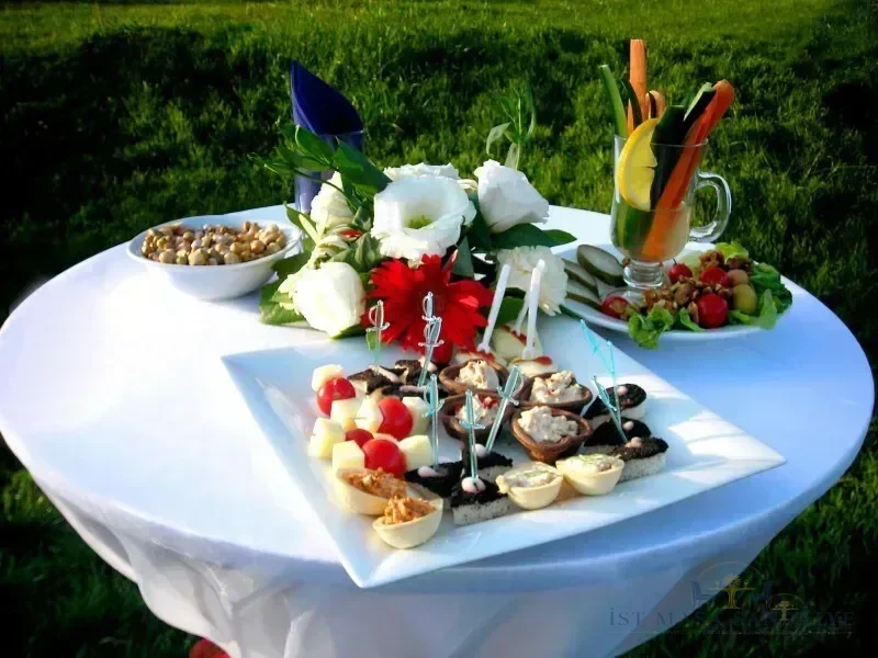Bistro Masası Catering Ikram Sunumu
