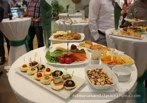 İstanbul kokteyl organizasyonu beyaz lake bistro masa d&uuml;zeni